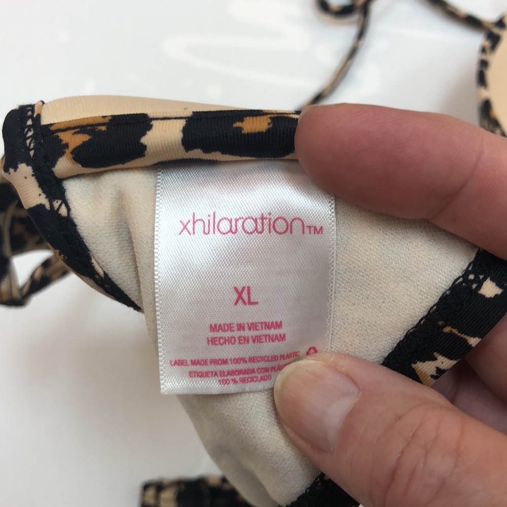 Cute leopard print bikini top, underwire & padding. Fits more like a large. - Picture 5 of 5